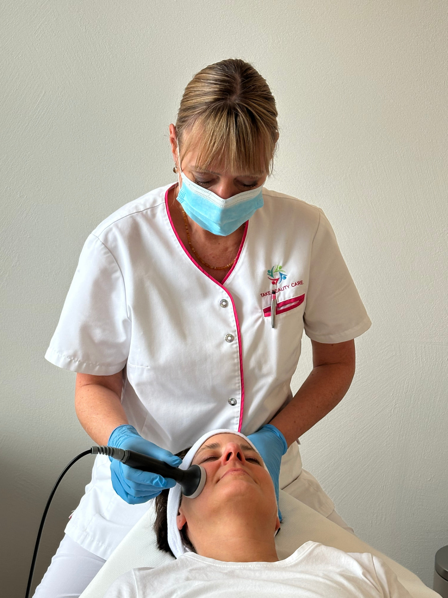 Radiofrequenz-Behandlung im Gesicht bei TAKE BEAUTY CARE