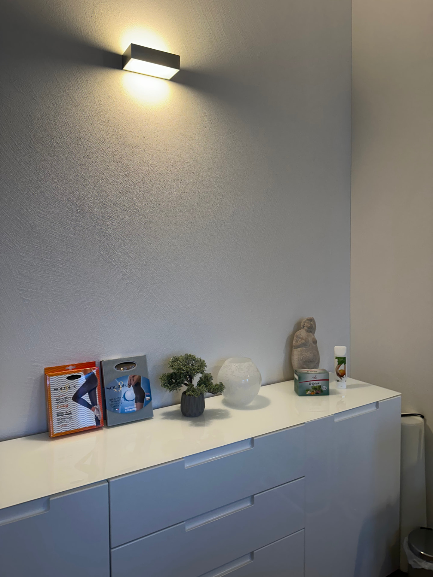 Produkte und Deko im Institutsraum